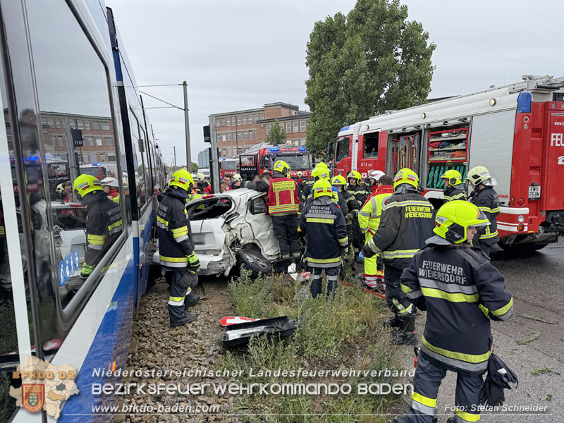 20260603_Verkehrsunfall auf Badner-Bahn �bergang in Traiskirchen  Foto: Stefan Schneider BFKDO BADEN