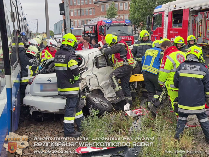 20260603_Verkehrsunfall auf Badner-Bahn �bergang in Traiskirchen  Foto: Stefan Schneider BFKDO BADEN