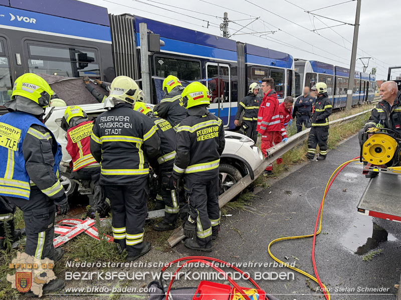 20260603_Verkehrsunfall auf Badner-Bahn �bergang in Traiskirchen  Foto: Stefan Schneider BFKDO BADEN