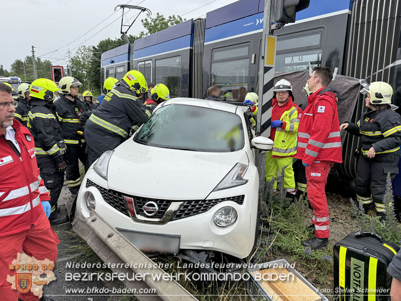 20260603_Verkehrsunfall auf Badner-Bahn �bergang in Traiskirchen  Foto: Stefan Schneider BFKDO BADEN