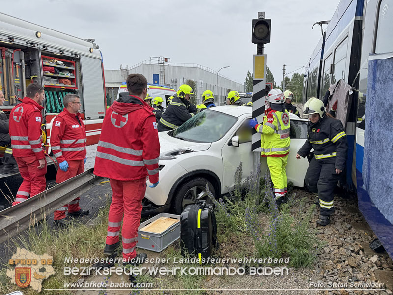 20260603_Verkehrsunfall auf Badner-Bahn �bergang in Traiskirchen  Foto: Stefan Schneider BFKDO BADEN