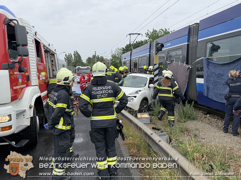 20260603_Verkehrsunfall auf Badner-Bahn �bergang in Traiskirchen  Foto: Stefan Schneider BFKDO BADEN