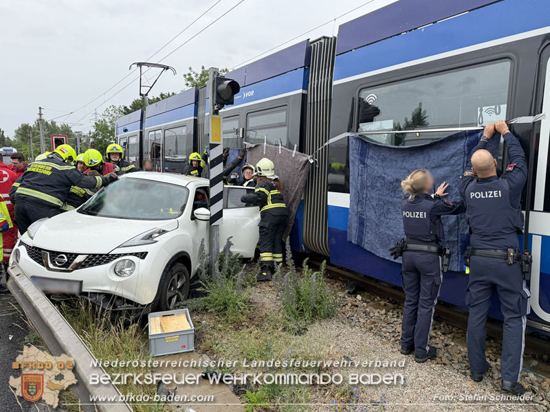 20260603_Verkehrsunfall auf Badner-Bahn �bergang in Traiskirchen  Foto: Stefan Schneider BFKDO BADEN