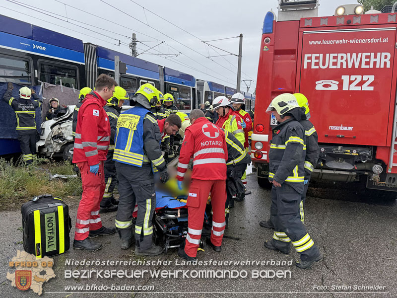 20260603_Verkehrsunfall auf Badner-Bahn �bergang in Traiskirchen  Foto: Stefan Schneider BFKDO BADEN