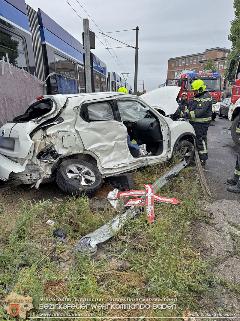 20260603_Verkehrsunfall auf Badner-Bahn �bergang in Traiskirchen  Foto: Stefan Schneider BFKDO BADEN