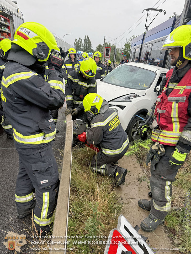 20260603_Verkehrsunfall auf Badner-Bahn �bergang in Traiskirchen  Foto: Stefan Schneider BFKDO BADEN