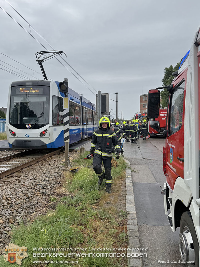 20260603_Verkehrsunfall auf Badner-Bahn �bergang in Traiskirchen  Foto: Stefan Schneider BFKDO BADEN
