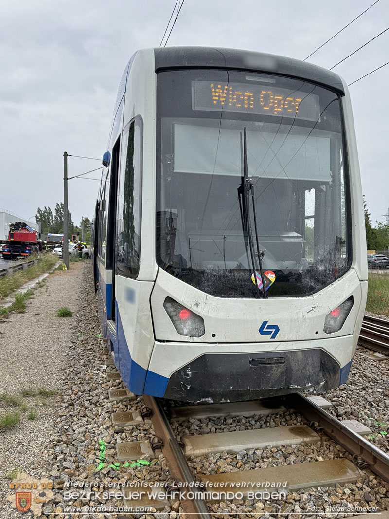 20260603_Verkehrsunfall auf Badner-Bahn �bergang in Traiskirchen  Foto: Stefan Schneider BFKDO BADEN
