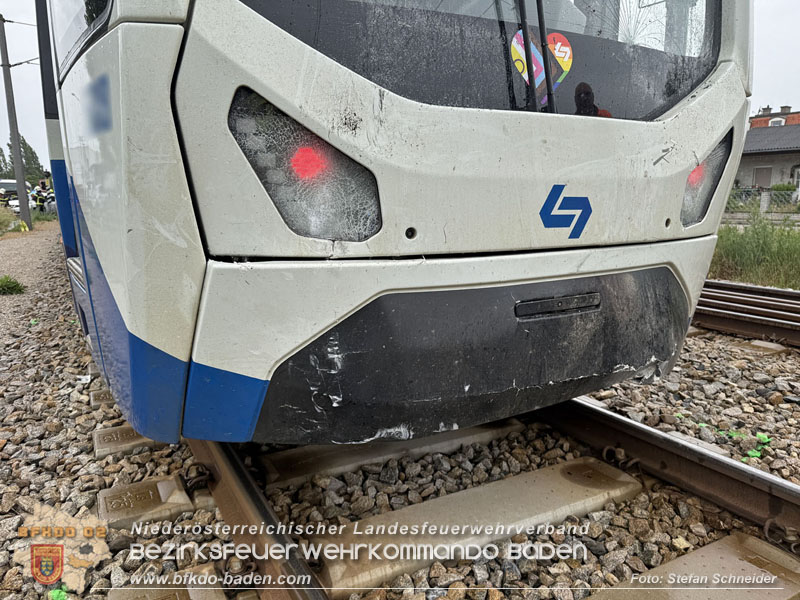 20260603_Verkehrsunfall auf Badner-Bahn �bergang in Traiskirchen  Foto: Stefan Schneider BFKDO BADEN