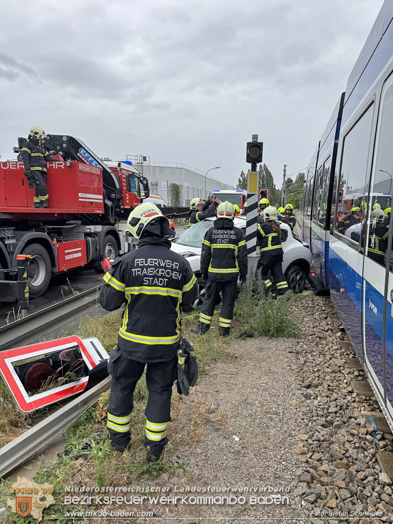 20260603_Verkehrsunfall auf Badner-Bahn �bergang in Traiskirchen  Foto: Stefan Schneider BFKDO BADEN