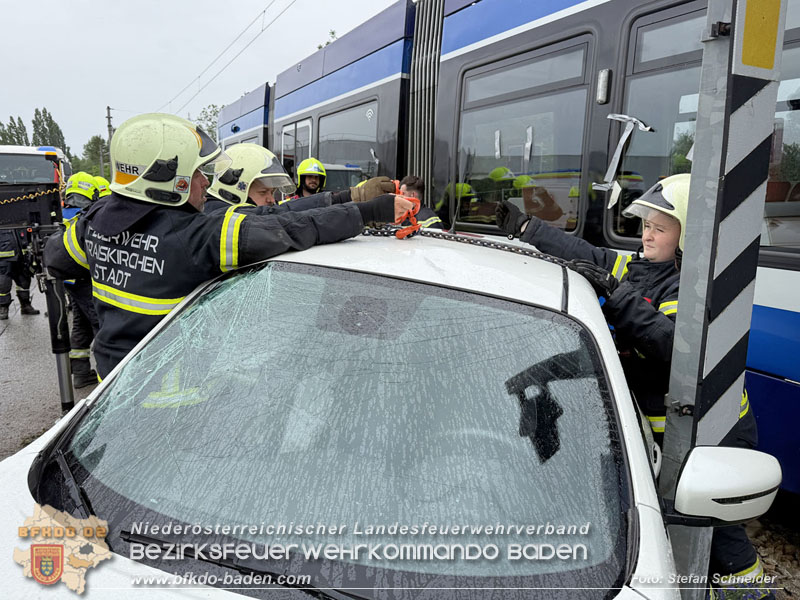 20260603_Verkehrsunfall auf Badner-Bahn �bergang in Traiskirchen  Foto: Stefan Schneider BFKDO BADEN