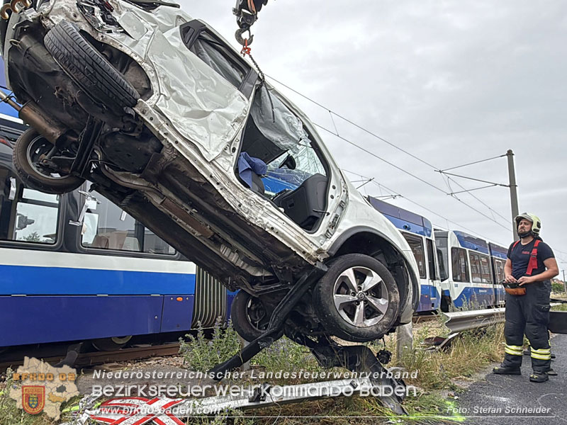 20260603_Verkehrsunfall auf Badner-Bahn �bergang in Traiskirchen  Foto: Stefan Schneider BFKDO BADEN