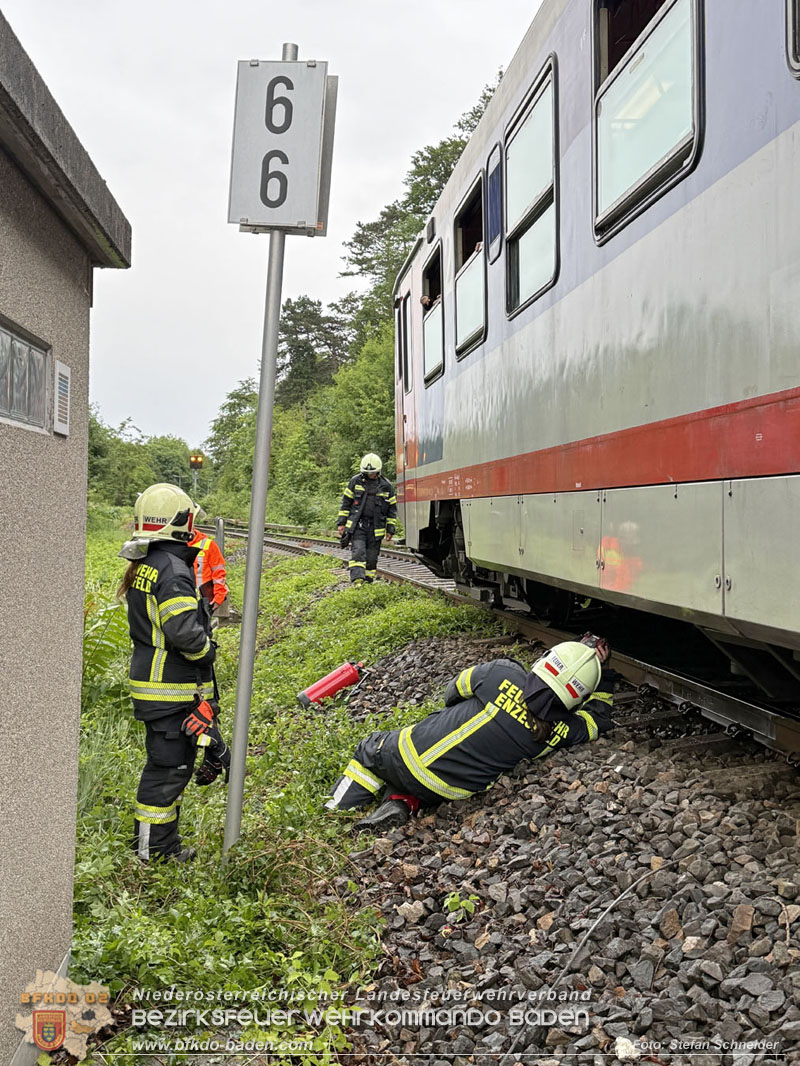 20260603_Triebwagen f�ngt Feuer auf der Triestingtal Bahnstrecke bei Enzesfeld  Foto: Stefan Schneider BFKDO BADEN