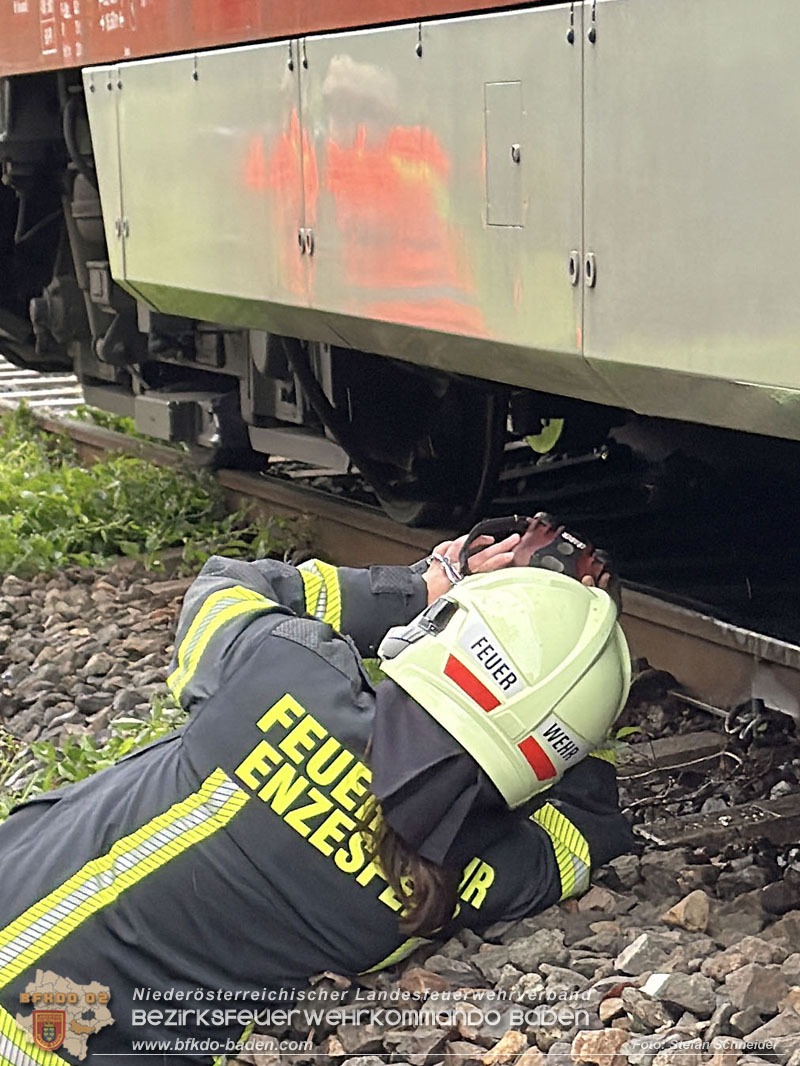 20260603_Triebwagen f�ngt Feuer auf der Triestingtal Bahnstrecke bei Enzesfeld  Foto: Stefan Schneider BFKDO BADEN