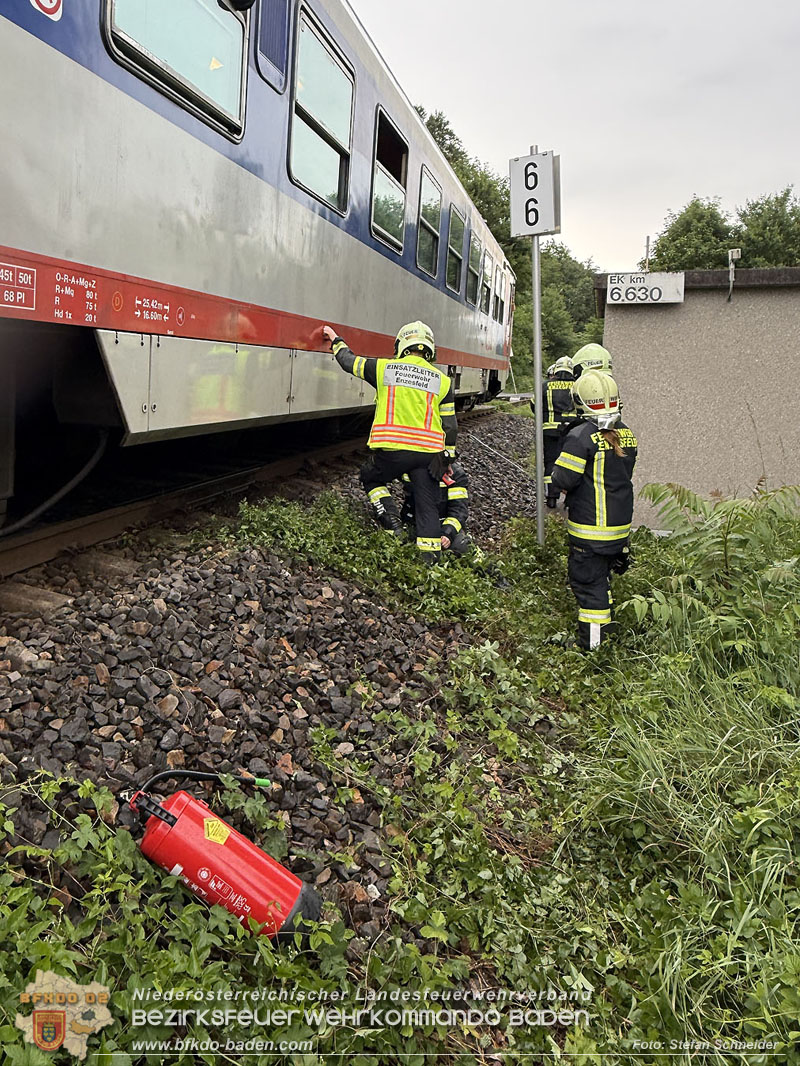 20260603_Triebwagen f�ngt Feuer auf der Triestingtal Bahnstrecke bei Enzesfeld  Foto: Stefan Schneider BFKDO BADEN