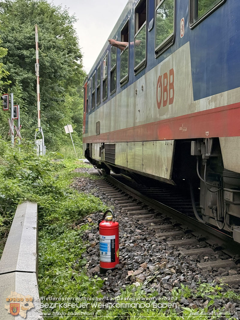 20260603_Triebwagen f�ngt Feuer auf der Triestingtal Bahnstrecke bei Enzesfeld  Foto: Stefan Schneider BFKDO BADEN