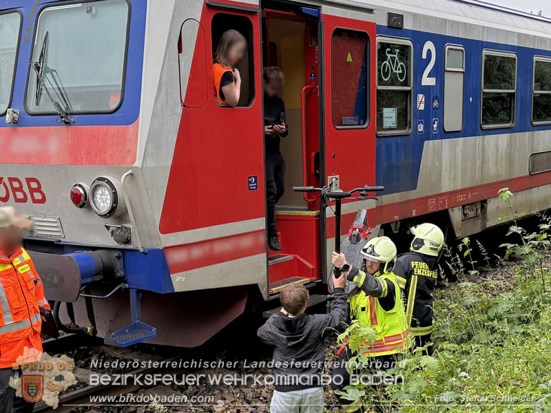 20260603_Triebwagen f�ngt Feuer auf der Triestingtal Bahnstrecke bei Enzesfeld  Foto: Stefan Schneider BFKDO BADEN