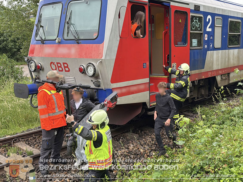 20260603_Triebwagen f�ngt Feuer auf der Triestingtal Bahnstrecke bei Enzesfeld  Foto: Stefan Schneider BFKDO BADEN
