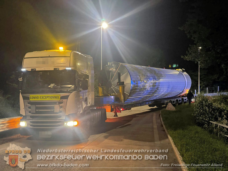 20260615_Festgefahrener Sondertransport erfordert Einsatz eines schweren Kranfahrzeugs in Alland  Foto: FF Alland
