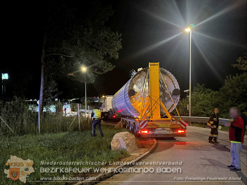 20260615_Festgefahrener Sondertransport erfordert Einsatz eines schweren Kranfahrzeugs in Alland  Foto: FF Alland