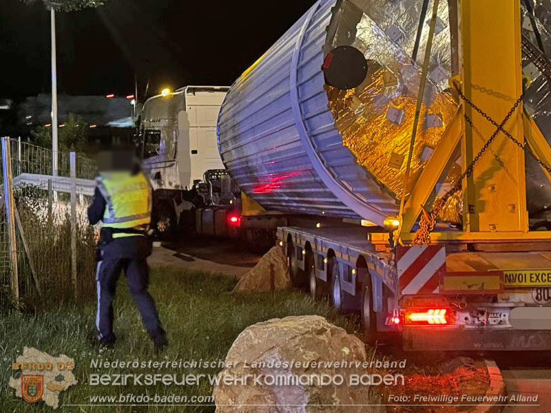 20260615_Festgefahrener Sondertransport erfordert Einsatz eines schweren Kranfahrzeugs in Alland  Foto: FF Alland