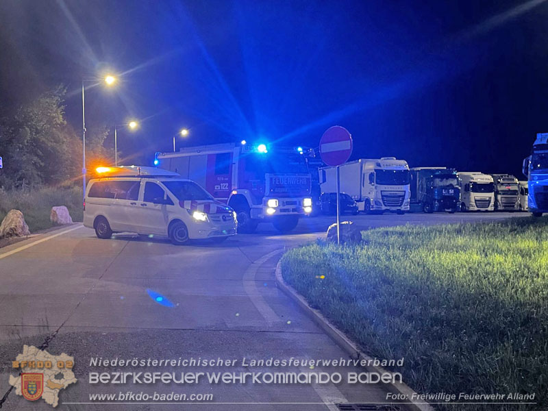 20260615_Festgefahrener Sondertransport erfordert Einsatz eines schweren Kranfahrzeugs in Alland  Foto: FF Alland