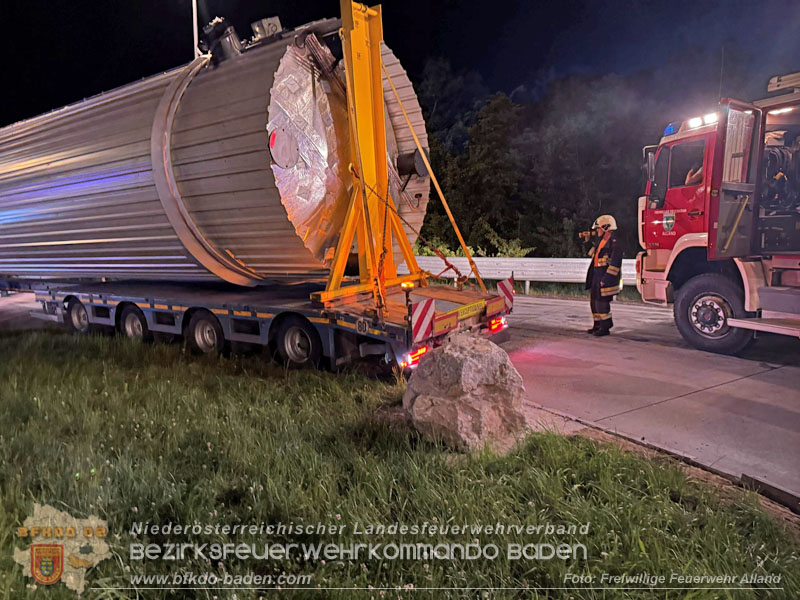 20260615_Festgefahrener Sondertransport erfordert Einsatz eines schweren Kranfahrzeugs in Alland  Foto: FF Alland