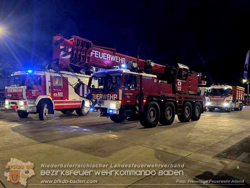 20260615_Festgefahrener Sondertransport erfordert Einsatz eines schweren Kranfahrzeugs in Alland  Foto: FF Alland