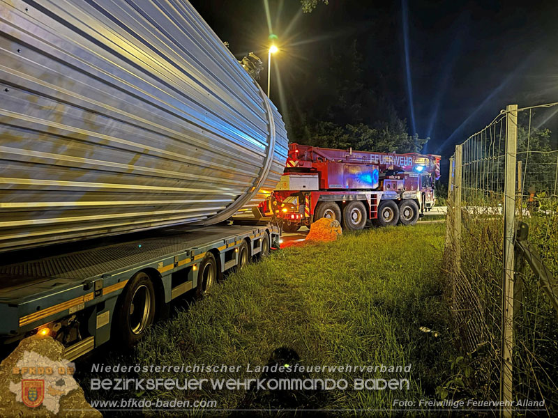 20260615_Festgefahrener Sondertransport erfordert Einsatz eines schweren Kranfahrzeugs in Alland  Foto: FF Alland