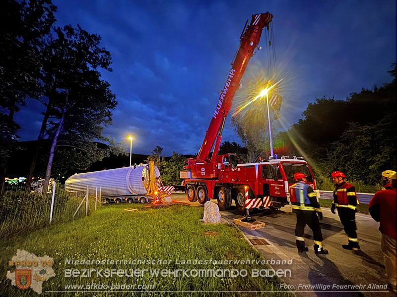 20260615_Festgefahrener Sondertransport erfordert Einsatz eines schweren Kranfahrzeugs in Alland  Foto: FF Alland
