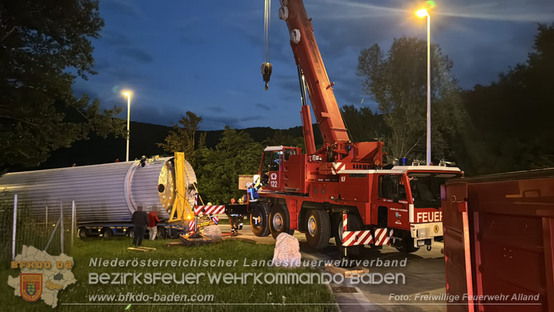 20260615_Festgefahrener Sondertransport erfordert Einsatz eines schweren Kranfahrzeugs in Alland  Foto: FF Alland