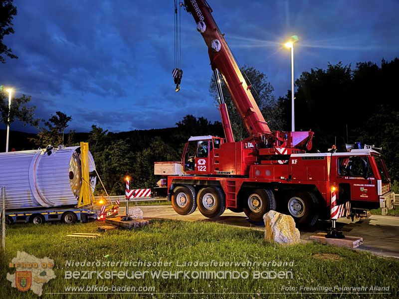 20260615_Festgefahrener Sondertransport erfordert Einsatz eines schweren Kranfahrzeugs in Alland  Foto: FF Alland