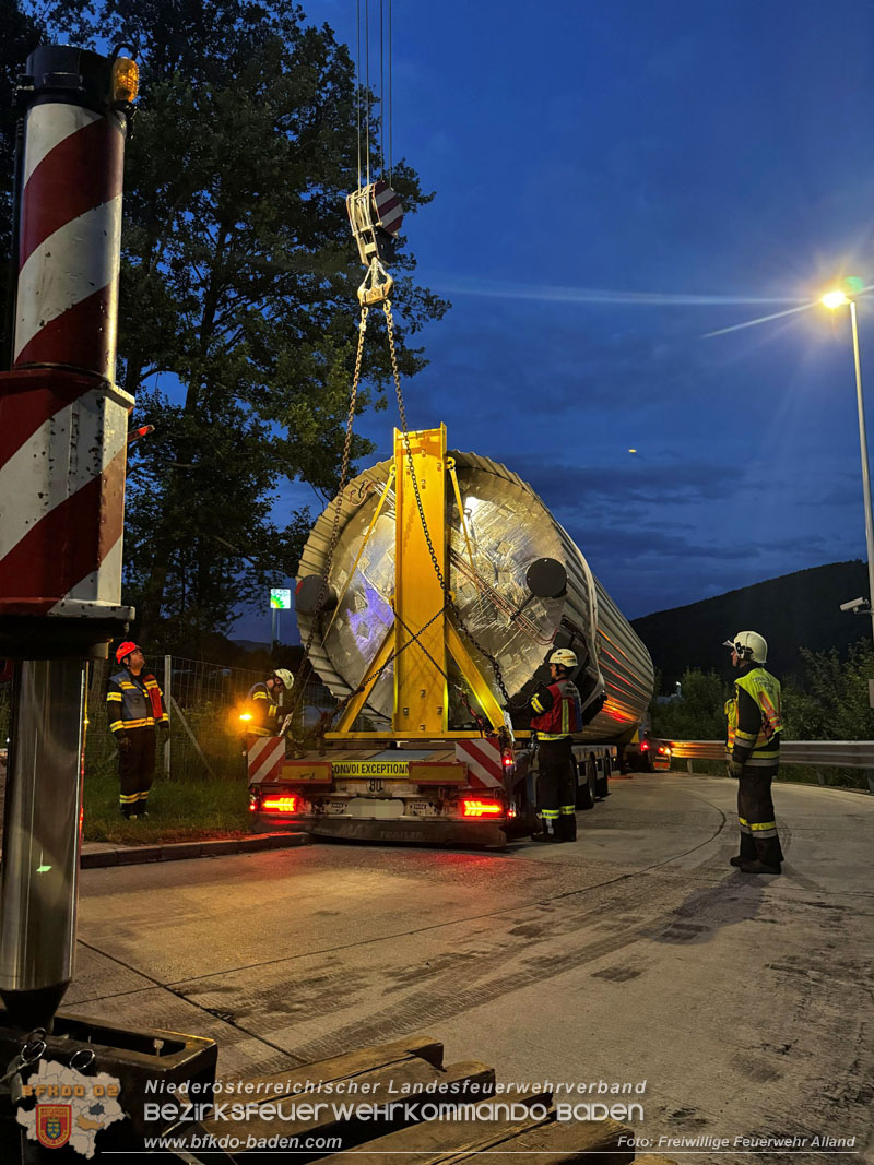 20260615_Festgefahrener Sondertransport erfordert Einsatz eines schweren Kranfahrzeugs in Alland  Foto: FF Alland