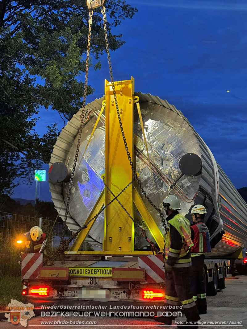 20260615_Festgefahrener Sondertransport erfordert Einsatz eines schweren Kranfahrzeugs in Alland  Foto: FF Alland