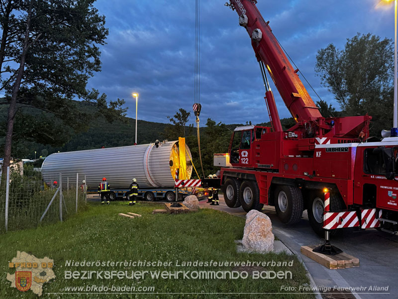 20260615_Festgefahrener Sondertransport erfordert Einsatz eines schweren Kranfahrzeugs in Alland  Foto: FF Alland