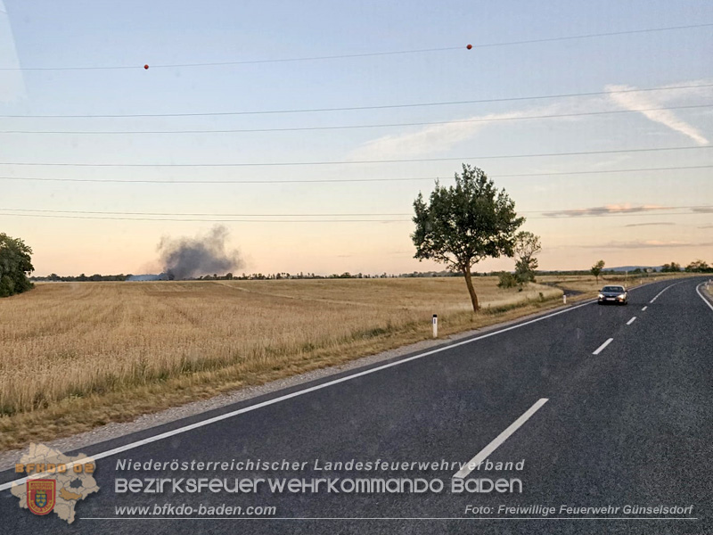 20260703_Brand einer Arbeitsmaschine (Rundballenpresse) auf einem Feld im Gemeindegbiet Günselsdorf Foto: FF Günselsdorf 20260703_Brand einer Arbeitsmaschine (Rundballenpresse) auf einem Feld im Gemeindegbiet Günselsdorf Foto: FF Günselsdorf