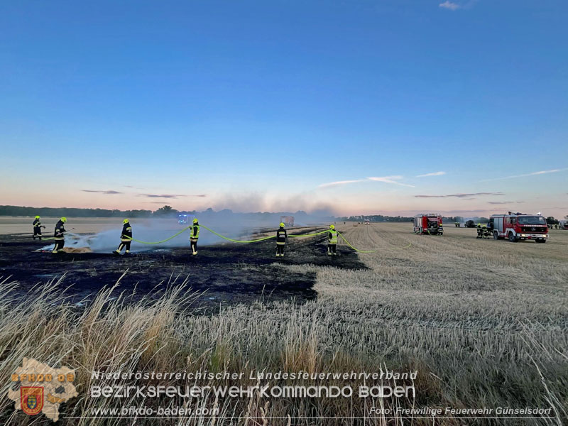 20260703_Brand einer Arbeitsmaschine (Rundballenpresse) auf einem Feld im Gemeindegbiet Günselsdorf Foto: FF Günselsdorf 20260703_Brand einer Arbeitsmaschine (Rundballenpresse) auf einem Feld im Gemeindegbiet Günselsdorf Foto: FF Günselsdorf