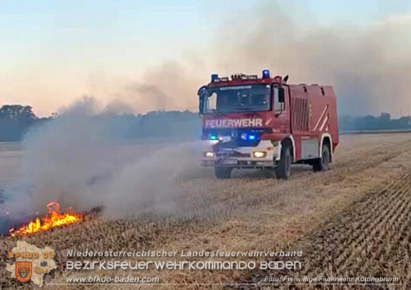 20260703_Brand einer Arbeitsmaschine (Rundballenpresse) auf einem Feld im Gemeindegbiet Günselsdorf Foto: FF Kottingbrunn 20260703_Brand einer Arbeitsmaschine (Rundballenpresse) auf einem Feld im Gemeindegbiet Günselsdorf Foto: FF Kottingbrunn