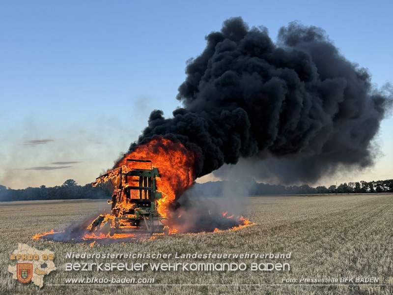 20260703_Brand einer Arbeitsmaschine (Rundballenpresse) auf einem Feld im Gemeindegbiet G�nselsdorf