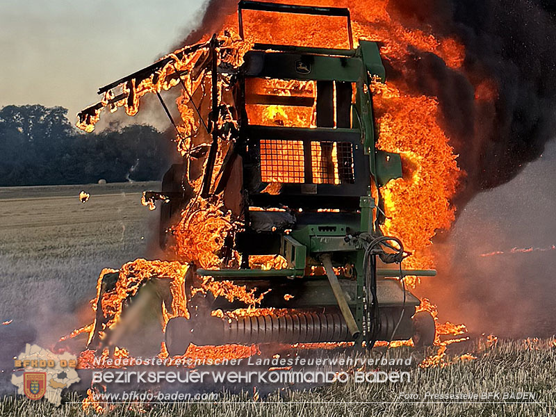 20260703_Brand einer Arbeitsmaschine (Rundballenpresse) auf einem Feld im Gemeindegbiet G�nselsdorf