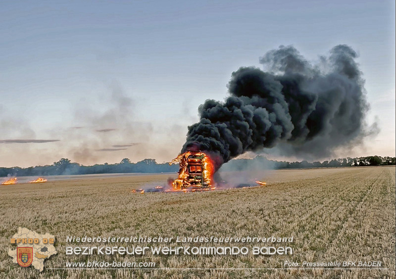 20260703_Brand einer Arbeitsmaschine (Rundballenpresse) auf einem Feld im Gemeindegbiet Günselsdorf 20260703_Brand einer Arbeitsmaschine (Rundballenpresse) auf einem Feld im Gemeindegbiet Günselsdorf