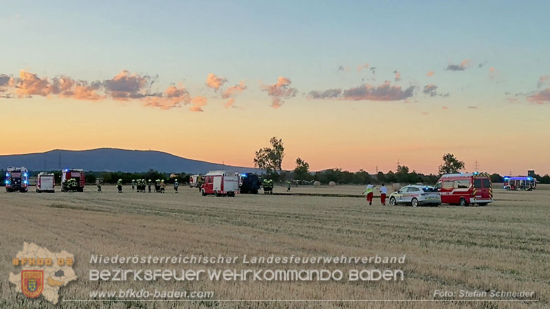 20260703_Brand einer Arbeitsmaschine (Rundballenpresse) auf einem Feld im Gemeindegbiet Günselsdorf Foto: Stefan Schneider BFKDO BADEN 20260703_Brand einer Arbeitsmaschine (Rundballenpresse) auf einem Feld im Gemeindegbiet Günselsdorf Foto: Stefan Schneider BFKDO BADEN