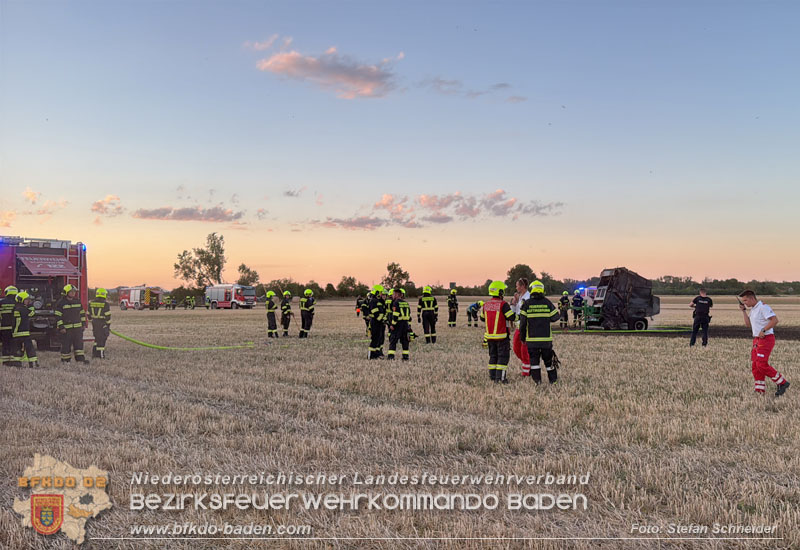 20260703_Brand einer Arbeitsmaschine (Rundballenpresse) auf einem Feld im Gemeindegbiet G�nselsdorf  Foto: Stefan Schneider BFKDO BADEN