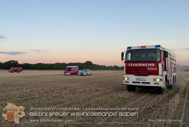 20260703_Brand einer Arbeitsmaschine (Rundballenpresse) auf einem Feld im Gemeindegbiet Günselsdorf Foto: Stefan Schneider BFKDO BADEN 20260703_Brand einer Arbeitsmaschine (Rundballenpresse) auf einem Feld im Gemeindegbiet Günselsdorf Foto: Stefan Schneider BFKDO BADEN