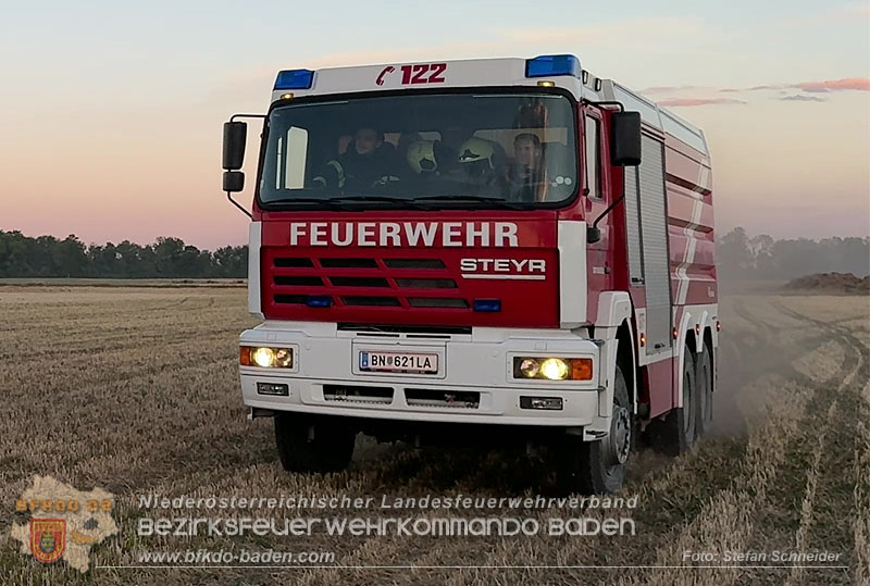 20260703_Brand einer Arbeitsmaschine (Rundballenpresse) auf einem Feld im Gemeindegbiet Günselsdorf Foto: Stefan Schneider BFKDO BADEN 20260703_Brand einer Arbeitsmaschine (Rundballenpresse) auf einem Feld im Gemeindegbiet Günselsdorf Foto: Stefan Schneider BFKDO BADEN