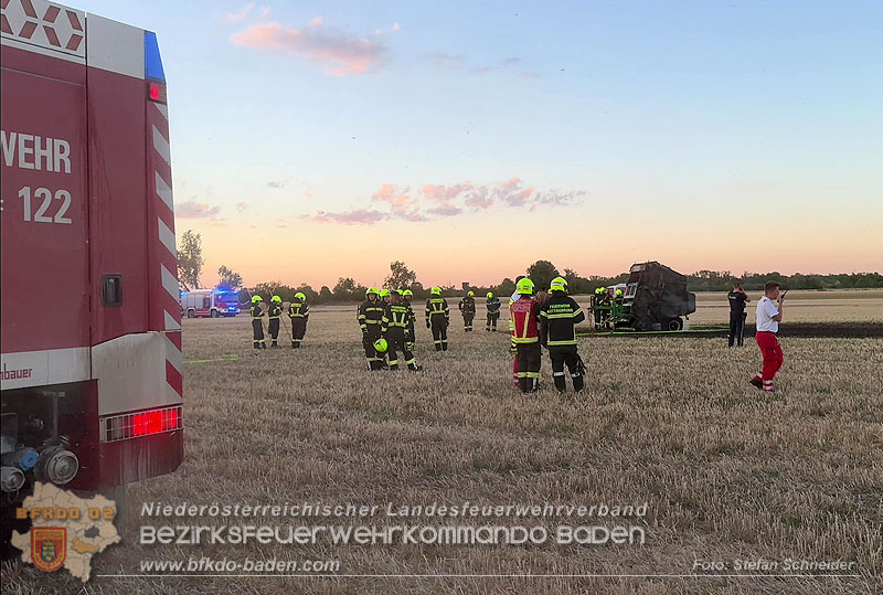 20260703_Brand einer Arbeitsmaschine (Rundballenpresse) auf einem Feld im Gemeindegbiet Günselsdorf Foto: Stefan Schneider BFKDO BADEN 20260703_Brand einer Arbeitsmaschine (Rundballenpresse) auf einem Feld im Gemeindegbiet Günselsdorf Foto: Stefan Schneider BFKDO BADEN