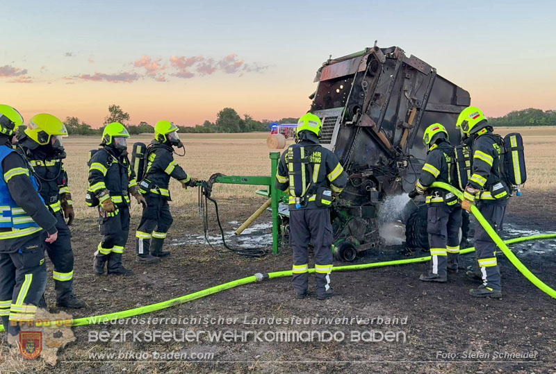 20260703_Brand einer Arbeitsmaschine (Rundballenpresse) auf einem Feld im Gemeindegbiet Günselsdorf Foto: Stefan Schneider BFKDO BADEN 20260703_Brand einer Arbeitsmaschine (Rundballenpresse) auf einem Feld im Gemeindegbiet Günselsdorf Foto: Stefan Schneider BFKDO BADEN