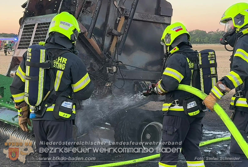 20260703_Brand einer Arbeitsmaschine (Rundballenpresse) auf einem Feld im Gemeindegbiet Günselsdorf Foto: Stefan Schneider BFKDO BADEN 20260703_Brand einer Arbeitsmaschine (Rundballenpresse) auf einem Feld im Gemeindegbiet Günselsdorf Foto: Stefan Schneider BFKDO BADEN