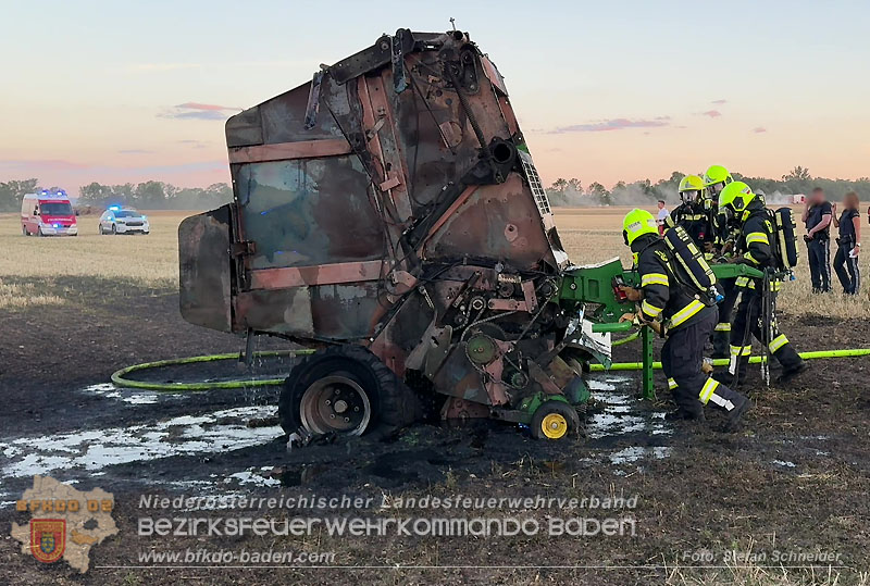 20260703_Brand einer Arbeitsmaschine (Rundballenpresse) auf einem Feld im Gemeindegbiet Günselsdorf Foto: Stefan Schneider BFKDO BADEN 20260703_Brand einer Arbeitsmaschine (Rundballenpresse) auf einem Feld im Gemeindegbiet Günselsdorf Foto: Stefan Schneider BFKDO BADEN