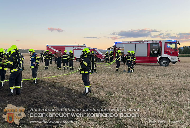 20260703_Brand einer Arbeitsmaschine (Rundballenpresse) auf einem Feld im Gemeindegbiet Günselsdorf Foto: Stefan Schneider BFKDO BADEN 20260703_Brand einer Arbeitsmaschine (Rundballenpresse) auf einem Feld im Gemeindegbiet Günselsdorf Foto: Stefan Schneider BFKDO BADEN
